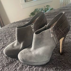 Brand new Michael Kors heels never worn.
Size 6